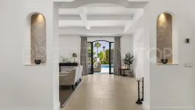 Villa for sale in Nueva Andalucia with 5 bedrooms