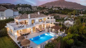 Villa for sale in Nueva Andalucia with 5 bedrooms