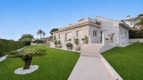 Villa for sale in Elviria