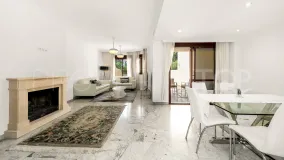 4 bedrooms town house in Golden Mile for sale