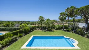 Se vende villa con 4 dormitorios en Elviria