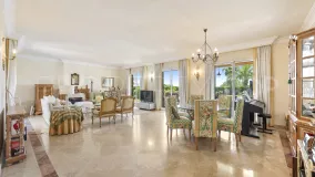 Se vende villa con 4 dormitorios en Elviria
