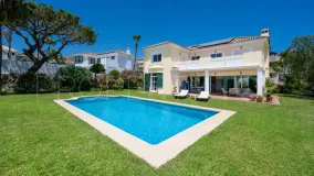 Se vende villa con 4 dormitorios en Elviria