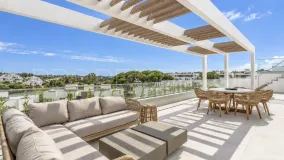 Ático con 4 dormitorios a la venta en Los Monteros