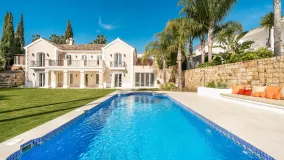 Comprar villa de 4 dormitorios en Nueva Andalucia