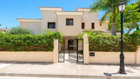 For sale villa with 4 bedrooms in Elviria