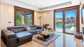For sale villa with 4 bedrooms in Elviria