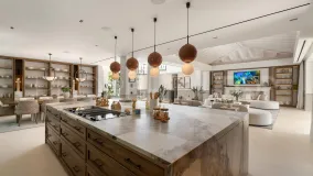For sale 6 bedrooms villa in Nueva Andalucia