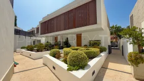 Villa pareada en venta con 4 dormitorios en Marbella Golden Mile
