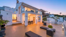 Se vende villa de 5 dormitorios en Estepona