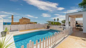 Se vende villa de 5 dormitorios en Estepona