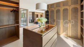 Comprar villa con 4 dormitorios en Nueva Andalucia