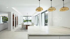 Villa de 5 dormitorios en venta en Nueva Andalucia