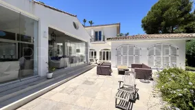 For sale Kings & Queens villa