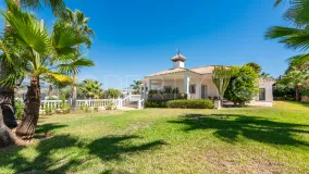 Buy villa with 4 bedrooms in Atalaya