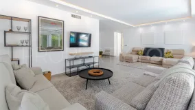Buy villa with 6 bedrooms in Nueva Andalucia