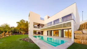 Comprar villa de 4 dormitorios en Benalmadena