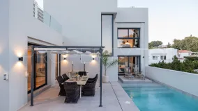 Buy 3 bedrooms villa in Nueva Andalucia
