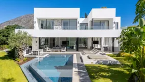 Buy villa in Las Lomas del Marbella Club