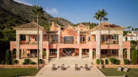 Buy villa in Sierra Blanca with 7 bedrooms
