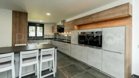 For sale villa in Nueva Andalucia