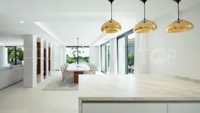 Villa de 5 dormitorios en venta en Nueva Andalucia