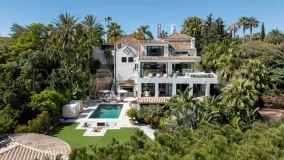 Villa en venta con 6 dormitorios en Nueva Andalucia