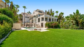 Villa en venta con 6 dormitorios en Nueva Andalucia