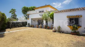 Comprar villa de 4 dormitorios en Guadalmina Baja