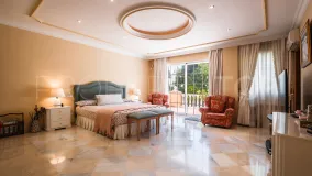 Se vende villa en Atalaya de Rio Verde con 5 dormitorios
