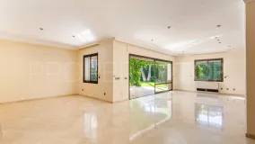 Se vende villa en Los Monteros con 5 dormitorios