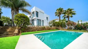 For sale villa in Nueva Andalucia