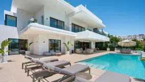 Villa for sale in Estepona East with 6 bedrooms