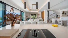 Villa for sale in Estepona East with 6 bedrooms