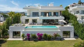 Villa for sale in Estepona East with 6 bedrooms