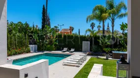 Se vende villa con 6 dormitorios en Nueva Andalucia