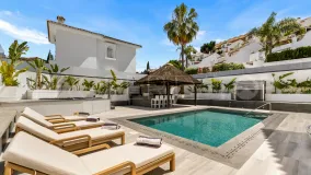 Buy villa in Nueva Andalucia