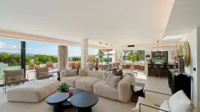 Villa en venta con 6 dormitorios en Nueva Andalucia