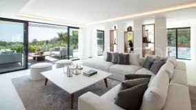 Villa de 5 dormitorios en venta en Nueva Andalucia