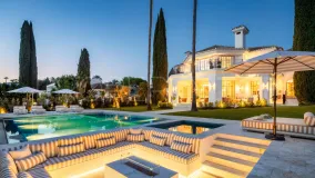 Buy villa with 5 bedrooms in Nueva Andalucia