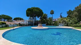Adosado de 2 dormitorios en venta en Elviria