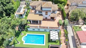 Villa de 4 dormitorios a la venta en Elviria