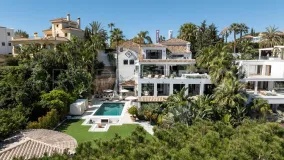 Villa en venta con 6 dormitorios en Nueva Andalucia