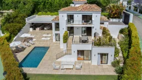 For sale villa in Nueva Andalucia