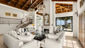 Buy villa in El Madroñal with 4 bedrooms