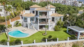 Se vende villa en Los Arqueros de 5 dormitorios