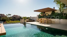 Buy 5 bedrooms villa in Nueva Andalucia