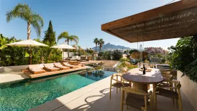 Buy 5 bedrooms villa in Nueva Andalucia
