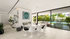 Comprar villa en Estepona Este con 4 dormitorios