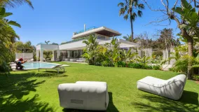 Comprar villa en Estepona Este con 4 dormitorios